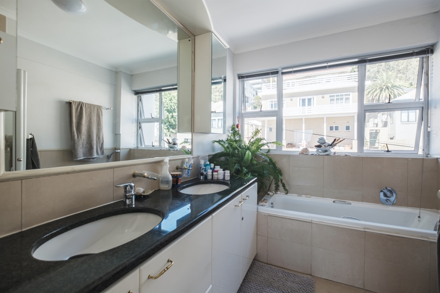 3 Bedroom Property for Sale in Sea Point Western Cape